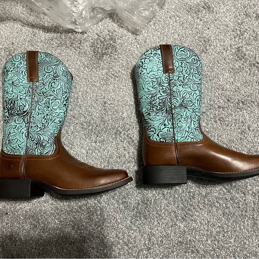 New Never Worn Ariat Women’s Size 7 Cowboy Boot